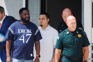 Kilmar Ábrego García, tercero de derecha a izquierda, sale de la cárcel del condado Putnam, el viernes 22 de agosto de 2025, en Cookeville, Tennessee