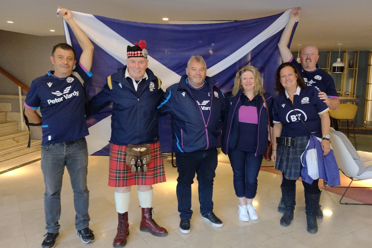 Kilts, boina y muchas camisetas del Cardo: los hinchas escoceses no tuvieron reparos en identificarse en las ciudades del norte que visitaron por la serie de tres test matches con los Pumas.s
