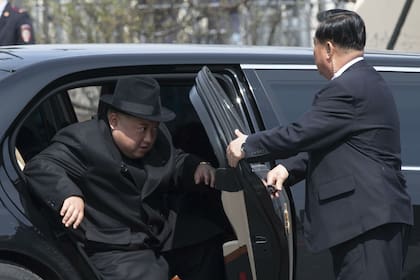 Kim desciende de una de las Maybach blindadas antes de su cumbre con con Putin