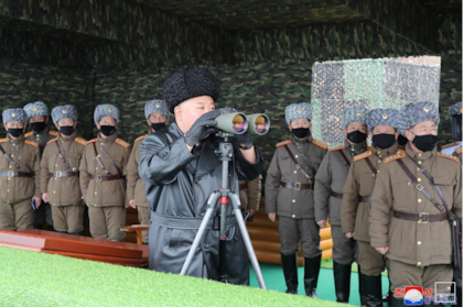 Kim Jong-un, rodeado de militares con barbijo; él decidió no usar