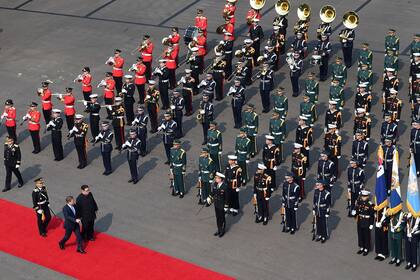 El paso de los mandatarios frente a la guardia militar