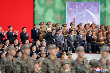Kim Jong Un celebró la exhibición en la que los soldados norcoreanos se golpeaban entre sí con martillos y bloques de cemento
