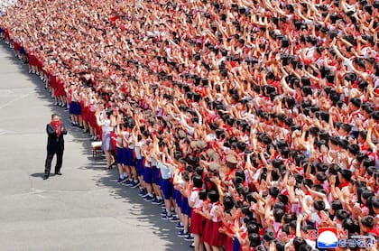 Kim Jong-un, durante la celebración por el 80º aniversario de la fundación de la Unión de Niños de Corea