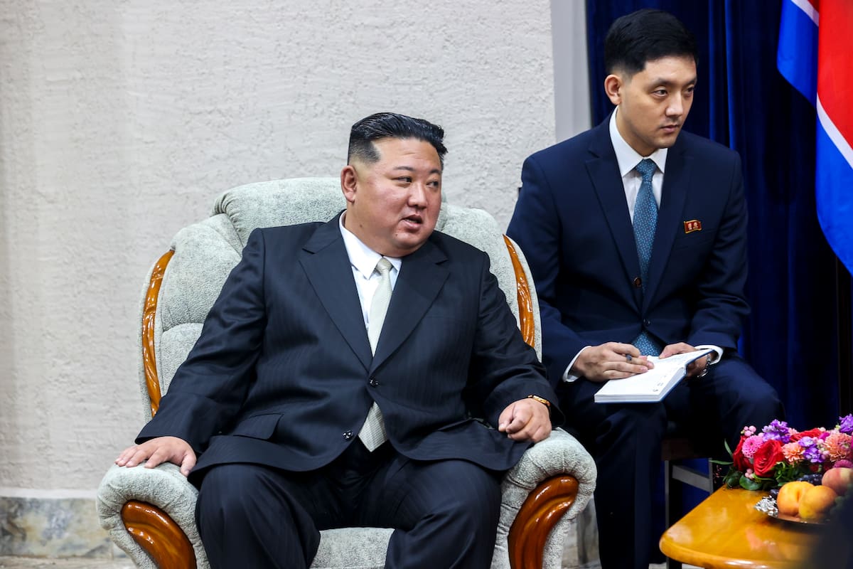 Kim Jong-un en Rusia, durante una reunión con funcionarios del gobierno de Vladimir Putin. (Oficina de prensa del gobierno de la región de Krai de Primorie vía AP)