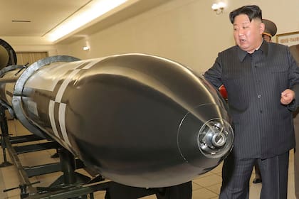 Kim Jong-un, en una visita a una planta de misiles. (Korean Central News Agency/Korea News Service via AP)