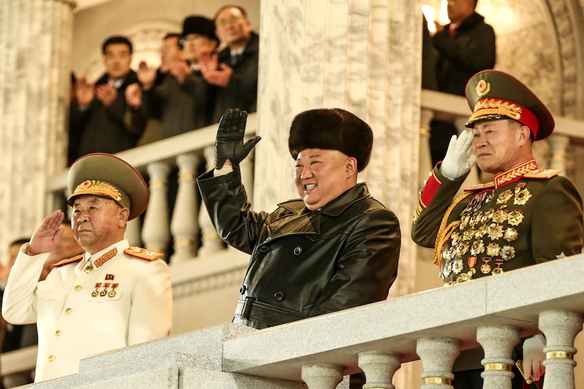 Kim Jong-un encabezó el desfile con el que cerró el congreso del Partido de los Trabajadores, en el que fue elegido como secretario general