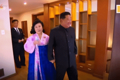 Kim Jong-un, junto a la presentadora en su  nuevo departamento