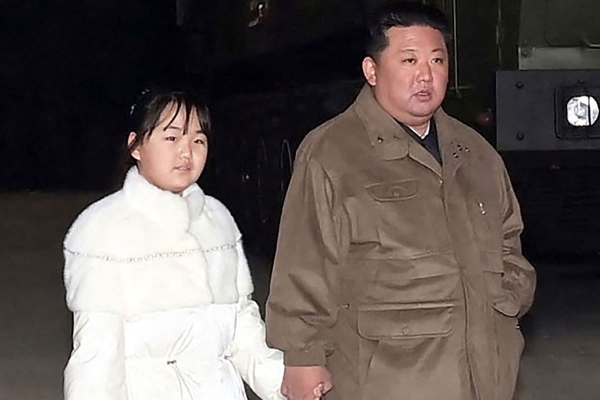Kim Jong-un, junto a su hija, en el lanzamiento de un misil