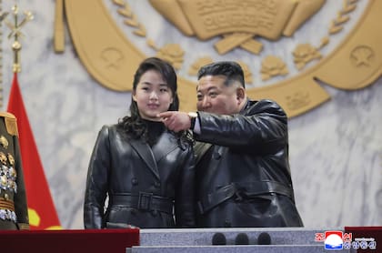 Kim Jong Un junto a su hija Kim Ju Ae en al desfile militar por el IX Congreso del Partido de los Trabajadores de Corea, en la plaza Kim Il-sung de Pyongyang.