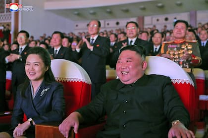La mujer de Kim Jong-un, Ri Sol-ju, reapareció tras un año para asistir a un concierto para conmemorar el cumpleaños del difunto padre de Kim