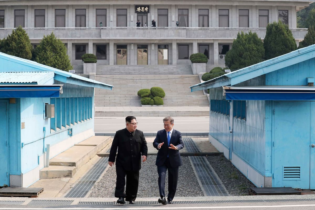 Kim Jong-un y Moon Jae-in, los líderes de la dos coreas, se dieron el apretón de manos y el abrzo que sus países y el mundo esperaban desde hace más de una década