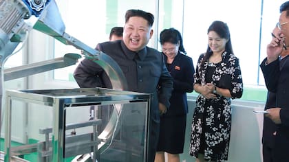 Kim junto a su esposa