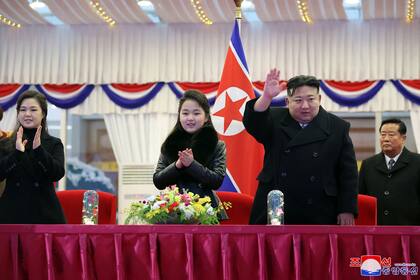 Kim, junto a su hija y su esposa en su mensaje de Fin de Año (Photo by KCNA VIA KNS / AFP)