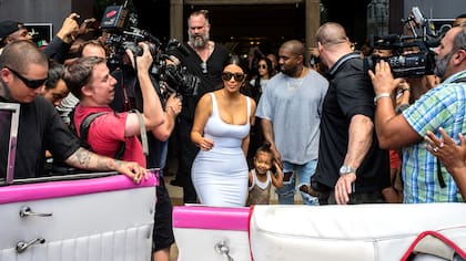 Kim K., su marido Kanye West, su hija y una nube de paparazzi