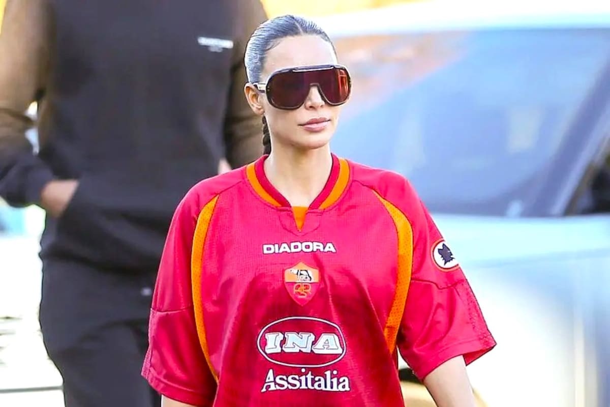 Kim Kardashian con una clásica de la Roma de 1997-98: fue en enero de 2023, en Los Angeles, en la previa de un partido de la NBA