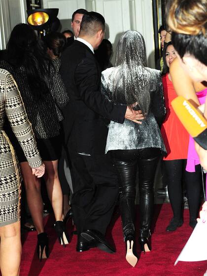 Kim Kardashian cubierta de harina para hornear en 2012