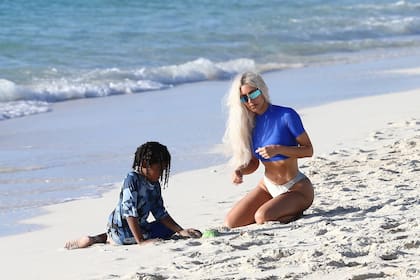 Kim Kardashian disfrutó un día de playa con su hijo Saint