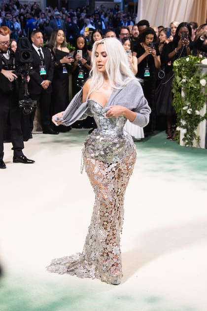 Kim Kardashian, en 2013, vistió un diseño de Riccardo Tisci para Givenchy de un estampado floral que hizo que alzara como meme de la noche.