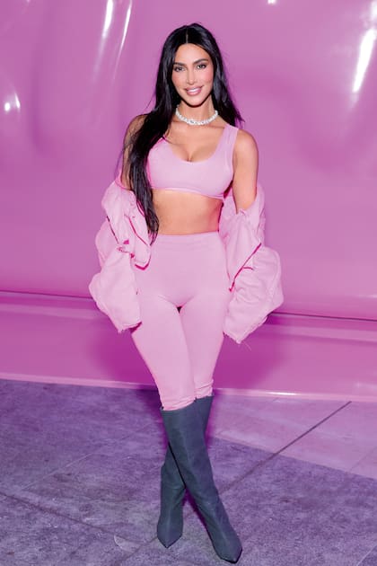 Kim Kardashian fue otra de las abanderadas del estilo barbiecore en un evento de su marca SKIMS en Los Ángeles para el Día de los Enamorados.