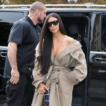 Kim Kardashian llega al restaurante 'L'Avenue' con su guardaespaldas Pascal Duvier el 2 de octubre de 2016