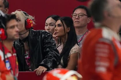 Kim Kardashian se mostró muy atenta al Gran Premio de Singapur, donde su pareja, Lewis Hamilton terminó sexto -después de haber partido en el tercer lugar- debido a un "error de estrategia"