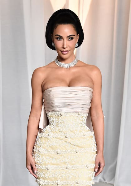 Kim Kardashian y su homenaje al Hollywood clásico con un vestido de los archivos de Balenciaga creado en los años cincuenta