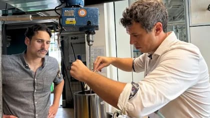 Kim Mishra (izq.) y Anian Schreiber (der.) cooperan en la nueva técnica de producción de chocolate