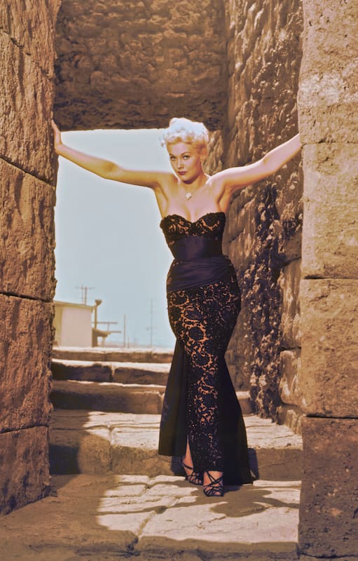 Kim Novak, la bella actriz a la que la industria del cine hostigó por su figura