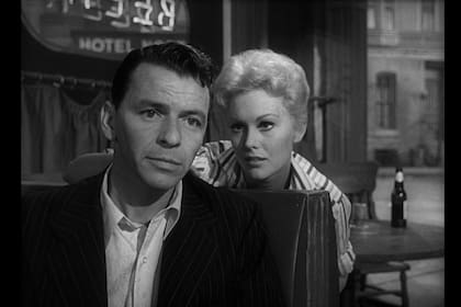 Kim Novak y Frank Sinatra en El hombre del brazo de oro