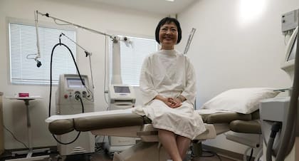 Kim Phuc en la clínica dermatológica de la doctora Jill Waibel, en Miami. Allí, Phuc recibió tratamiento para aliviar sus dolores