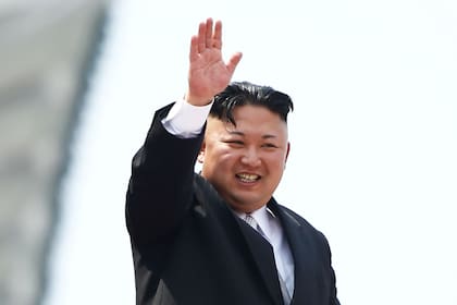 Kim saluda durante un desfile militar