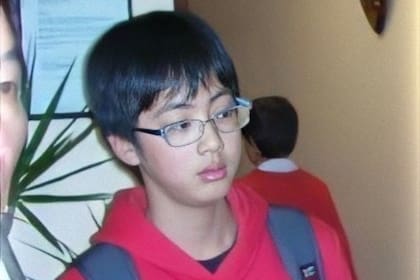 Kim Seok-Jin siendo preadolescente, durante su viaje a Australia.