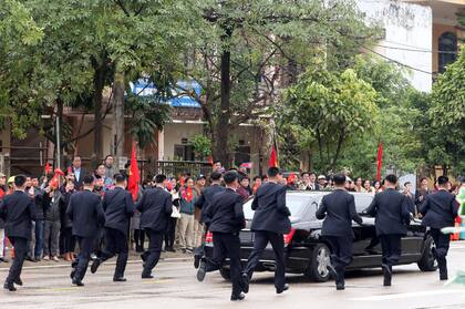 Kim, siempre rodeado por sus guardaespaldas, incluso cuando viaja en su Mercedes Benz
