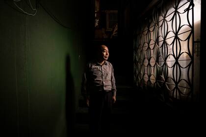 Kim Ssang-seok en su apartamento del sótano en Seúl, Corea del Sur