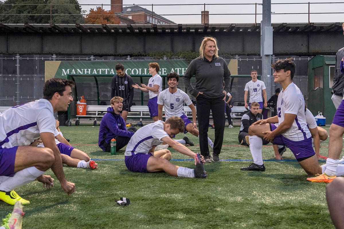 Kim Wyant, entrenadora del equipo de la Universidad de Nueva York, con sus jugadores: fue la coach que abrió el camino