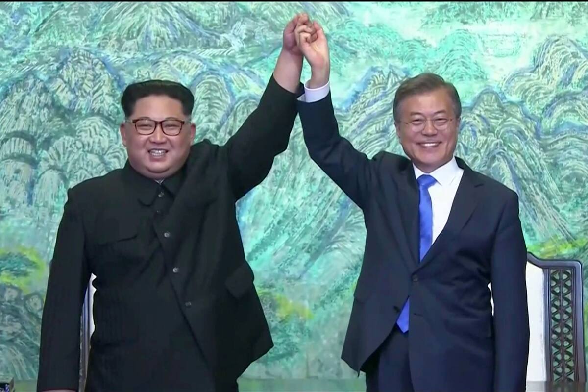 Kim y Moon alzaron sus brazos después de firmar acuerdos en una cumbre histórica