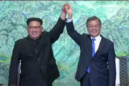 Kim y Moon alzaron sus brazos después de firmar acuerdos en una cumbre histórica