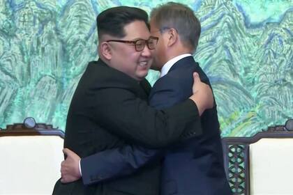 Kim y Moon, después de firmar acuerdos en una cumbre histórica