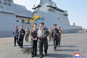 Kim y su hija durante una visita para observar pruebas de misiles en un nuevo destructor, "Choe Hyon", realizadas el 28 y 29 de abril de 2025, en un lugar no revelado de Corea del Norte