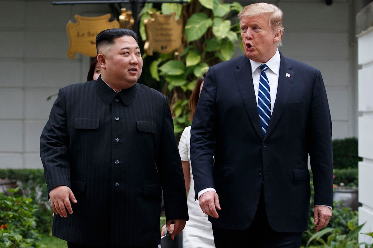 Kim y Trump comparten una caminata en los jardines del Hotel Sofitel Legend Metropole de Hanoi