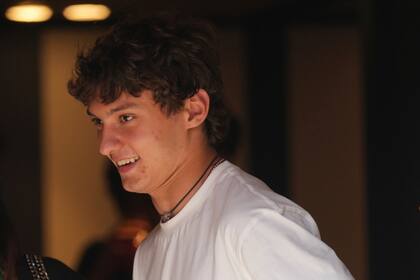 Kimi Antonelli celebra su 1er año en la Fórmula Uno en casa, con amigos y el título del Bologna