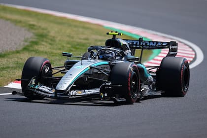 Kimi Antonelli está a la par de George Russell en los tiempos; ambos Mercedes se alternan en la vanguardia de la clasificación.