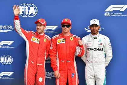 Kimi Raikkonen, flanqueado por Sebastian Vettel (2°) y Lewis Hamilton (3°), tras lograr la pole