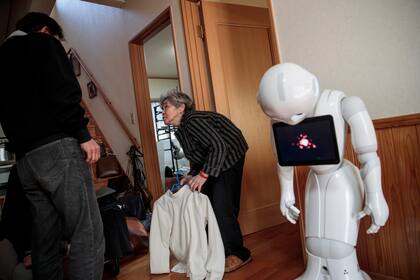 Kimiko Nishimoto vive sola, con la única compañía de un robot Pepper que quedó en desuso después de descubrir su afición a Instagram