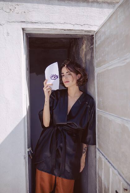 Kimono de cuero con lazo y mangas tres cuartos (Mishka), pantalón de gabardina (Levis)