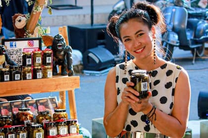 Hoy, el principal producto de Kin Kon Gourmet es vegetales escabeche de aceite de oliva extra virgen. El emprendimiento gastronómico surgió de casualidad y del amor.