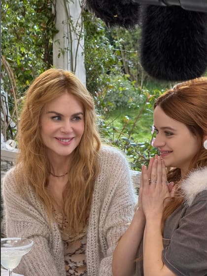 Kindman junto a Joey King, una de las actrices que se sumó a la saga