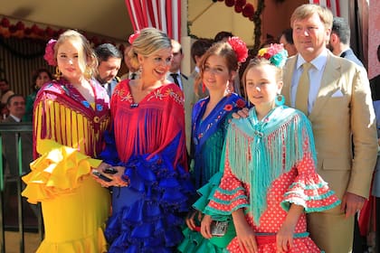 A 20 años de su primer encuentro, Guillermo y Máxima de Holanda, junto a sus herederas, Amalia, Alexia y Ariane, impactaron con sus típicos trajes sevillanos en la Feria de Abril.