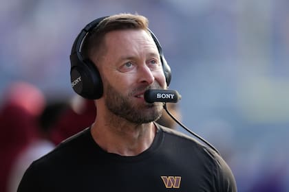 Kingsbury y Whitt Jr. dejan a los Commanders tras una temporada de 5-12, según fuente de AP