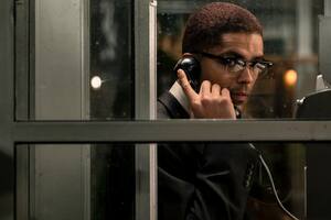 Kingsley Ben-Adir se destaca en One Night in Miami por su interpretación de Malcolm X